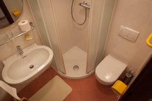 Bathroom - Double Room with single beds - Locanda Grifo, albergo a Lenno sul Lago di Como