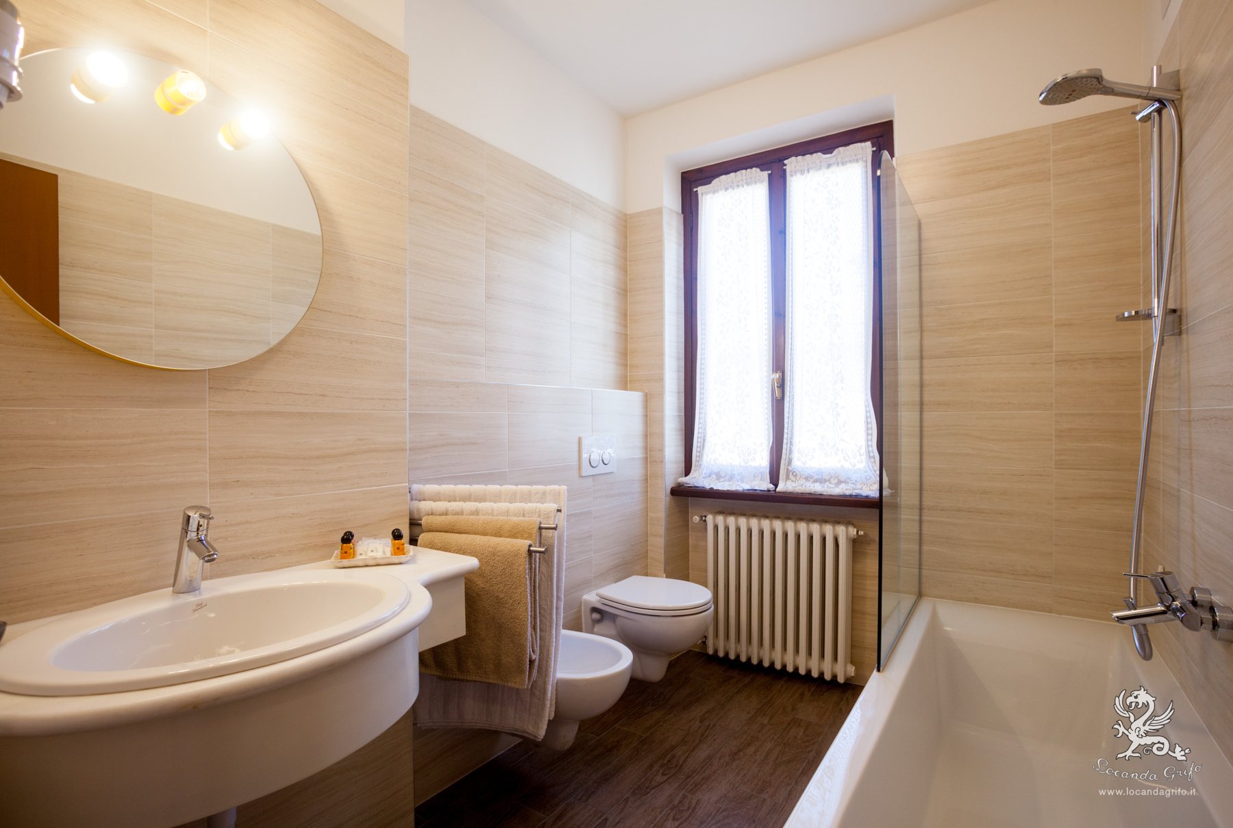 Bathroom - Triple room with double bed - Locanda Grifo, albergo a Lenno sul Lago di Como
